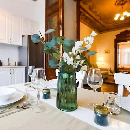 Yellowboot Boutique Old Town Apartment *