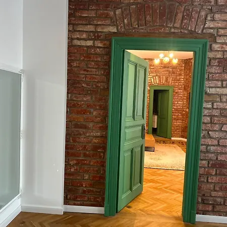Yellowboot Boutique Old Town Apartment