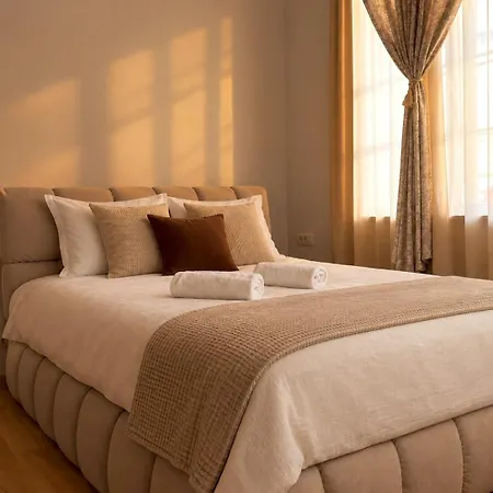 Yellowboot Boutique Old Town * בוקרשט